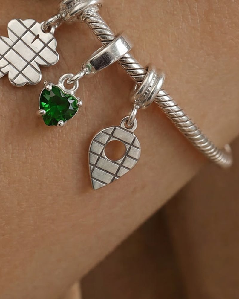 Berloque 2D na pulseira, no pulso da Beta