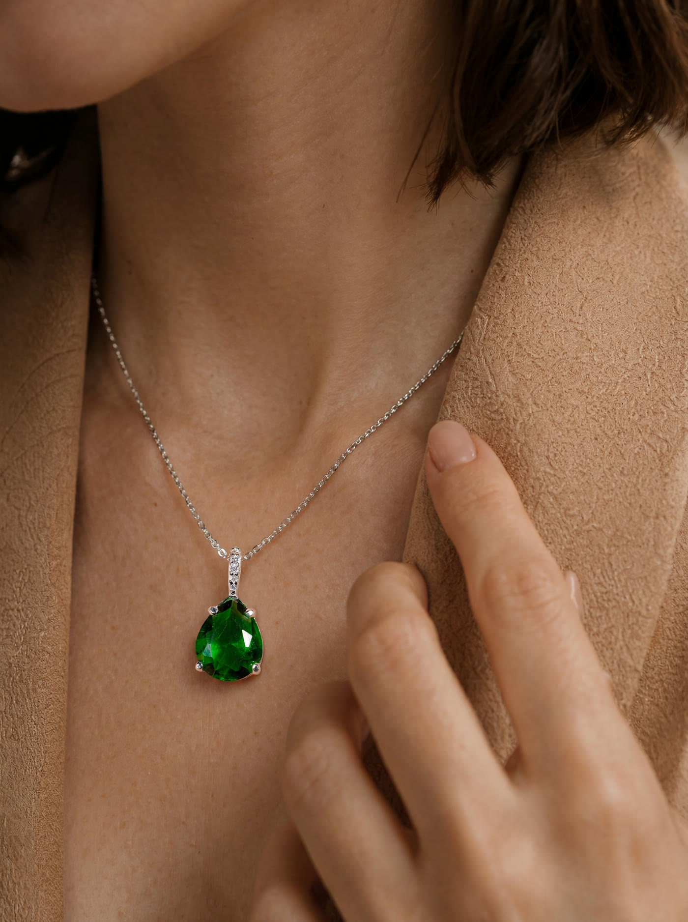 Detalhe do pingente gota verde no colo da Beta