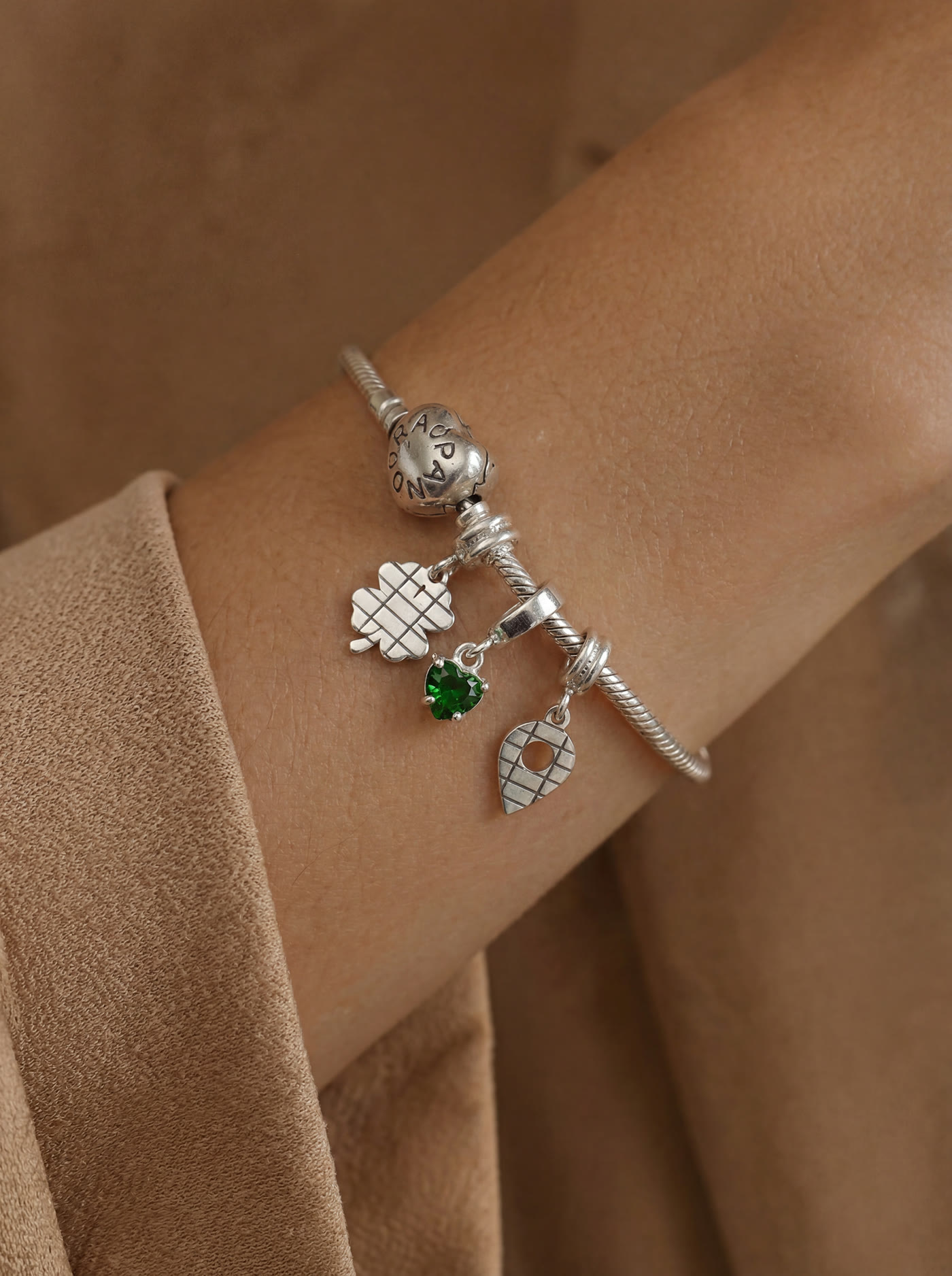 Beta usando a pulseira com berloques