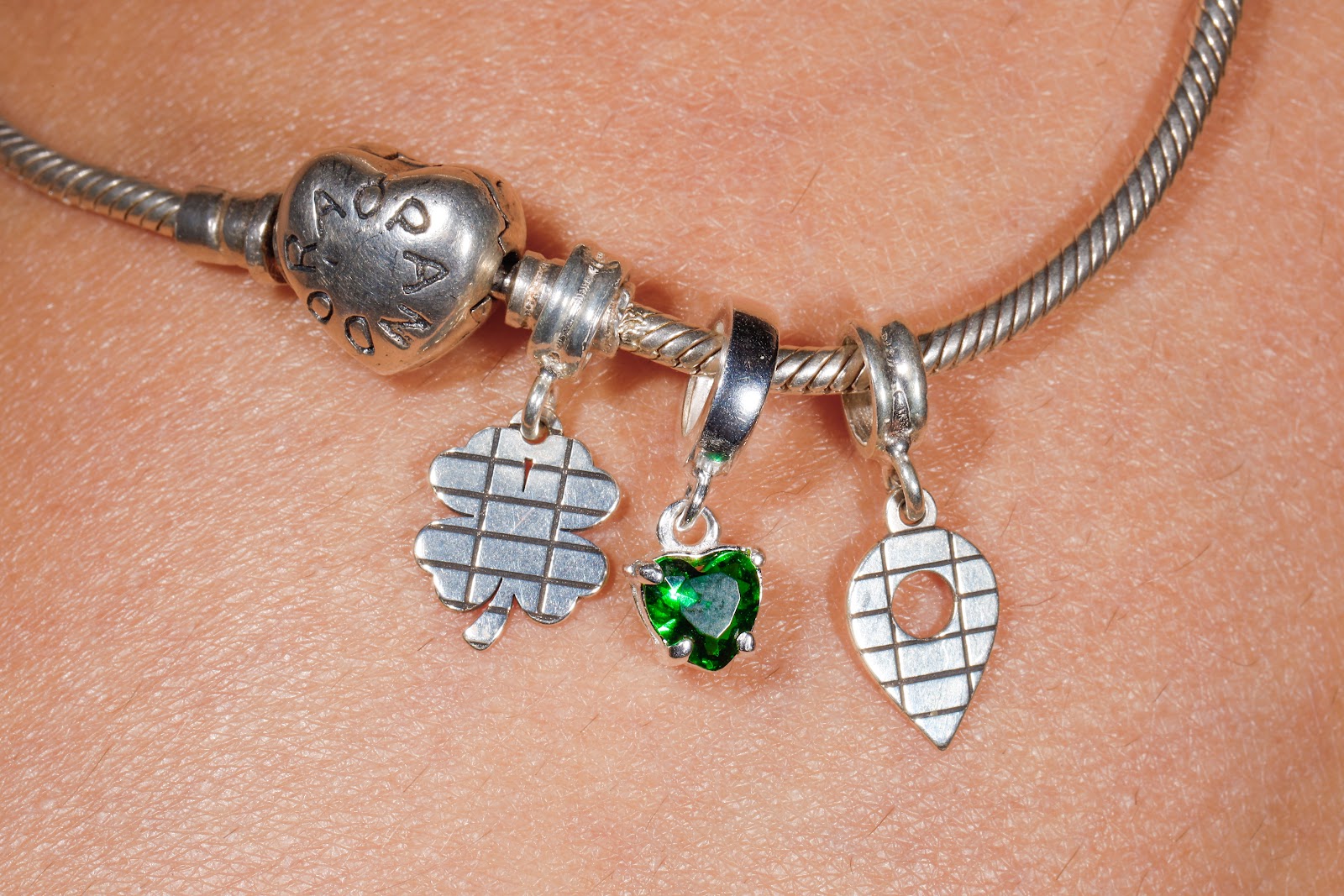 Pulseira com berloques, detalhe