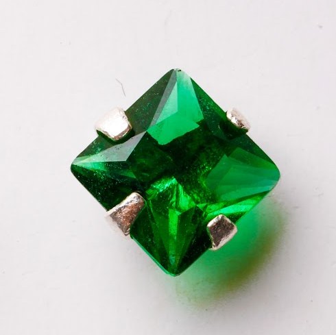 Brinco verde tamanho G, zircônia quadrada