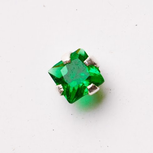 Brinco verde tamanho P, zircônia quadrada